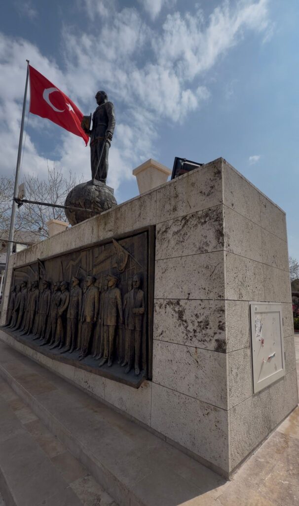 WhatsApp-Image-2026-04-13-at-01.47.30-1-606x1024 URLA'NIN SİMGESİ YIPRANIYOR: ATATÜRK HEYKELİ BAKIM BEKLIYOR