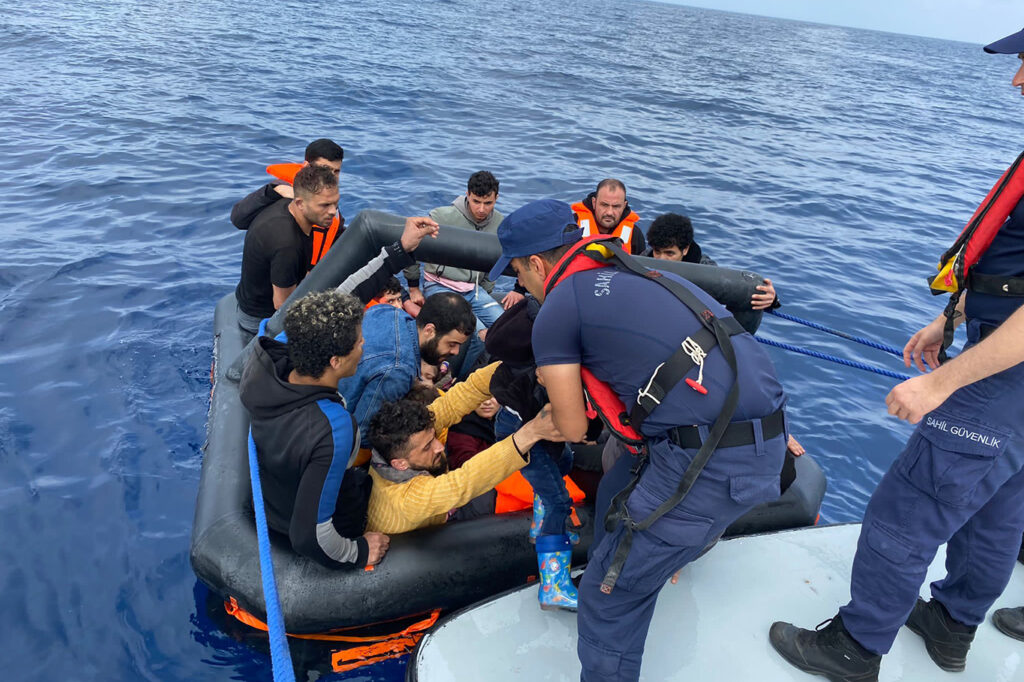 d32e528d-73ab-4aff-8091-37e4d29bda07-1024x682 Urla ve Çeşme'de 26 düzensiz göçmen kurtarıldı